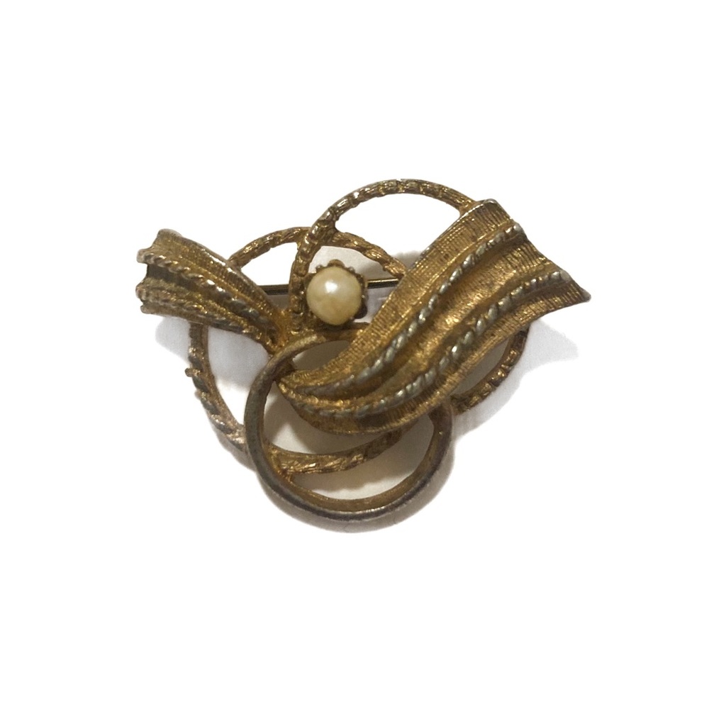 Vintage Goldtone Brooch with Pearl 🤍